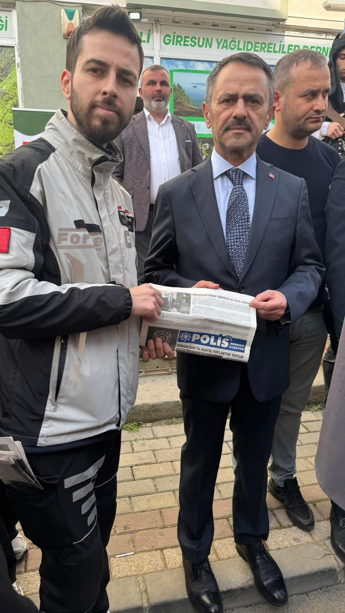 Kocaeli Valisi İlhamı Aktaş’a Polis Haber Merkezi Gazetesi’ni Takdim Ettim