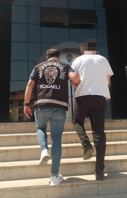 Uyuşturucu veya Uyarıcı Madde Ticareti Yapma veya Sağlama suçlarından kesinleşmiş 4 Yıl 2 Ay hapis cezası bulunan…